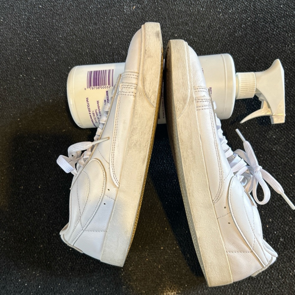 Nike White Leather Low-Top Sneakers with Subtle Scuffing